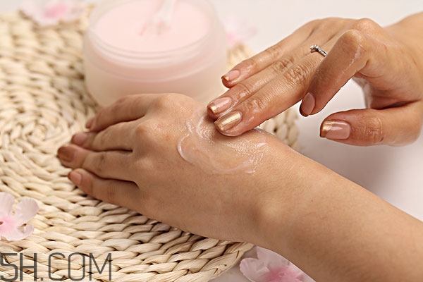 擦護(hù)手霜手會變嫩嗎 怎樣擦護(hù)手霜手會變嫩 擦護(hù)手霜手會變嫩嗎 怎樣擦護(hù)手霜手會變嫩