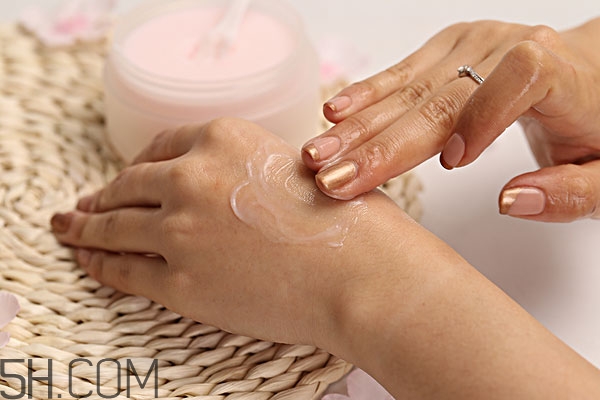 擦護(hù)手霜手會變嫩嗎 怎樣擦護(hù)手霜手會變嫩 擦護(hù)手霜手會變嫩嗎 怎樣擦護(hù)手霜手會變嫩