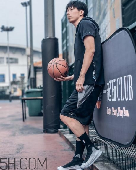 under armour curry 4黑白配色上腳效果怎么樣？