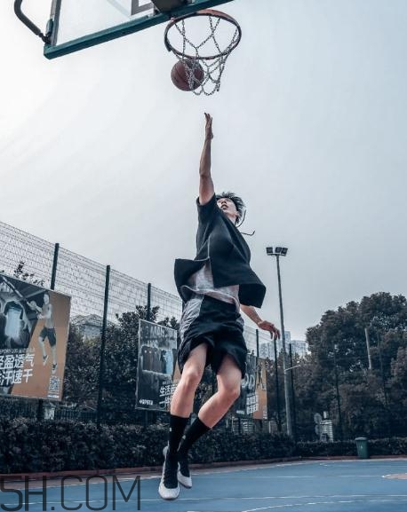 under armour curry 4黑白配色上腳效果怎么樣？