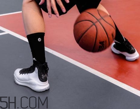 under armour curry 4黑白配色上腳效果怎么樣？