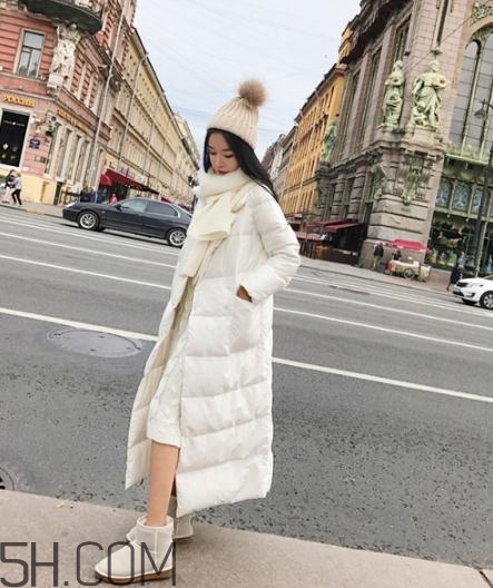 白色羽絨服配什么鞋子？白色羽絨服搭配鞋子圖片