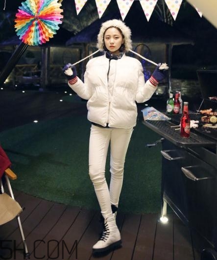 白色羽絨服配什么鞋子？白色羽絨服搭配鞋子圖片