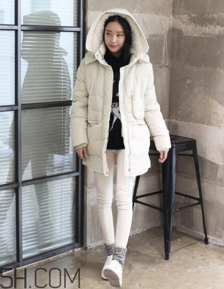 白色羽絨服配什么褲子？白色羽絨服搭配褲子圖片