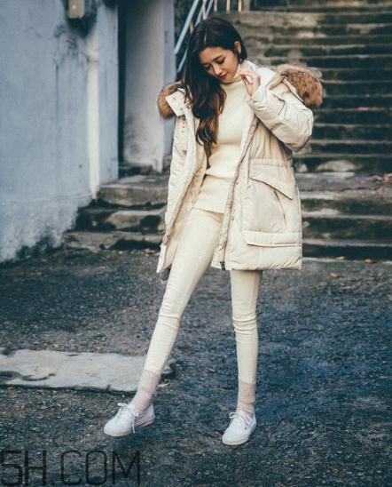 白色羽絨服配什么褲子？白色羽絨服搭配褲子圖片