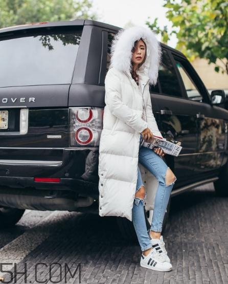 白色羽絨服配什么褲子？白色羽絨服搭配褲子圖片