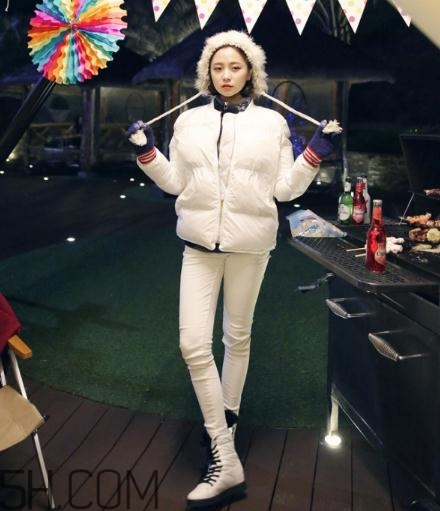 白色羽絨服配什么褲子？白色羽絨服搭配褲子圖片