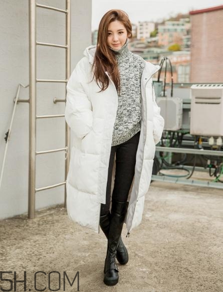 白色羽絨服配什么顏色毛衣？白色羽絨服搭配毛衣圖片