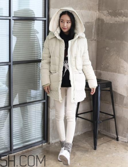 白色羽絨服配什么顏色毛衣？白色羽絨服搭配毛衣圖片