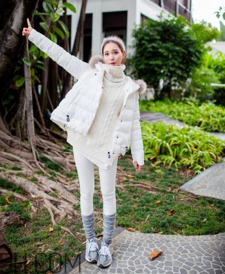 白色羽絨服配什么顏色毛衣？白色羽絨服搭配毛衣圖片