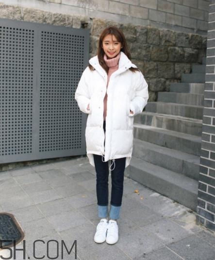 白色羽絨服配什么顏色毛衣？白色羽絨服搭配毛衣圖片