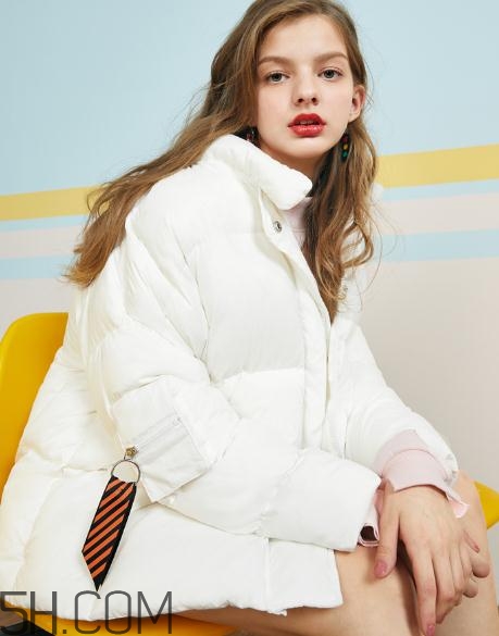 白色羽絨服怎么保存不發(fā)黃？白色羽絨服怎么打理？