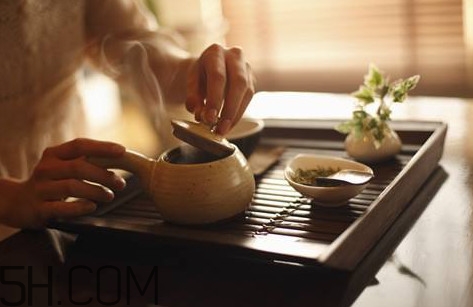 玫瑰花茶能和蜂蜜一起喝嗎？玫瑰花茶能放冰糖嗎