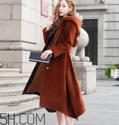 焦糖色衣服怎么搭配？焦糖色衣服搭配示范