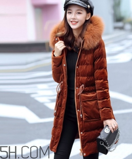 焦糖色衣服怎么搭配？焦糖色衣服搭配示范