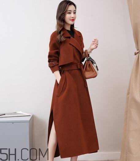 焦糖色衣服怎么搭配？焦糖色衣服搭配示范