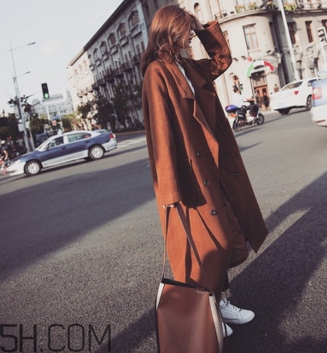 焦糖色衣服怎么搭配？焦糖色衣服搭配示范