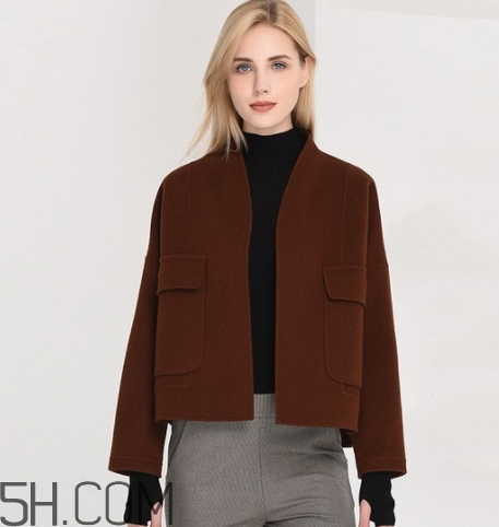 焦糖色衣服怎么搭配？焦糖色衣服搭配示范