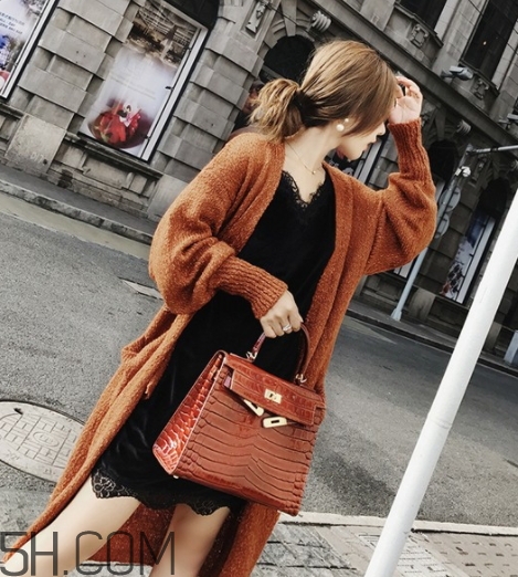 焦糖色衣服怎么搭配？焦糖色衣服搭配示范