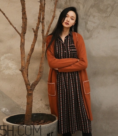 焦糖色衣服怎么搭配？焦糖色衣服搭配示范