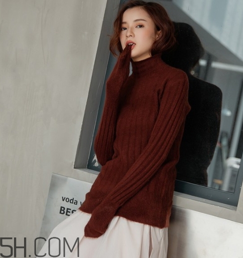 焦糖色衣服怎么搭配？焦糖色衣服搭配示范