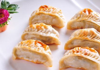 煎餃?zhǔn)窍戎笫爝€是蒸熟？煎餃和鍋貼有什么區(qū)別