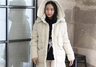 白色羽絨服配什么顏色毛衣？白色羽絨服搭配毛衣圖片