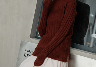 焦糖色衣服怎么搭配？焦糖色衣服搭配示范