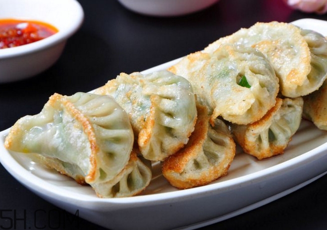 煎餃?zhǔn)窍戎笫爝€是蒸熟？煎餃和鍋貼有什么區(qū)別