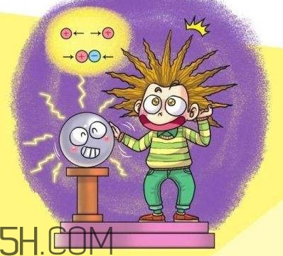 觸電是電流還是電壓？為何冬季手摸金屬會有觸電的感覺