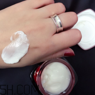 歐萊雅復(fù)顏抗皺緊致晚霜多少錢_專柜價(jià)格 歐萊雅復(fù)顏抗皺緊致晚霜多少錢_專柜價(jià)格