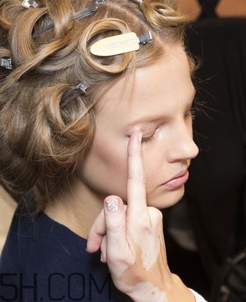 眼影可以用手指涂嗎？哪種眼影適合用手指涂