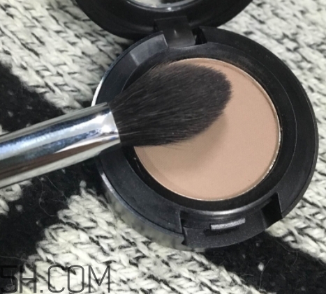 眼影可以用手指涂嗎？哪種眼影適合用手指涂