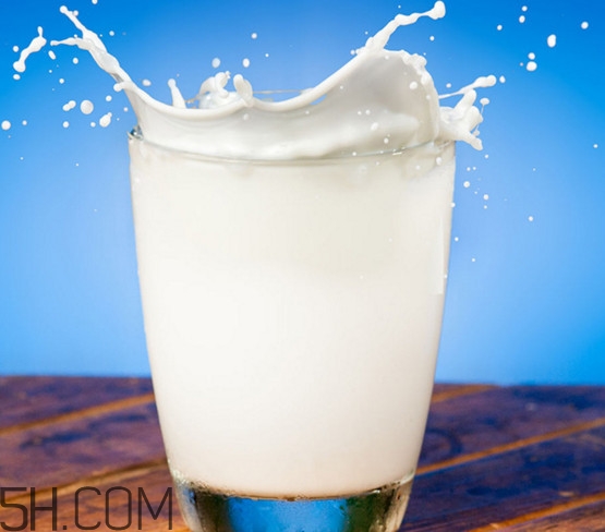 可樂和牛奶混在一起能喝嗎？可樂不能和什么一起喝