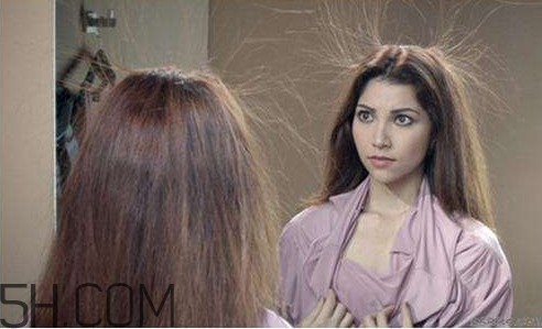 觸電是電流還是電壓？為何冬季手摸金屬會有觸電的感覺