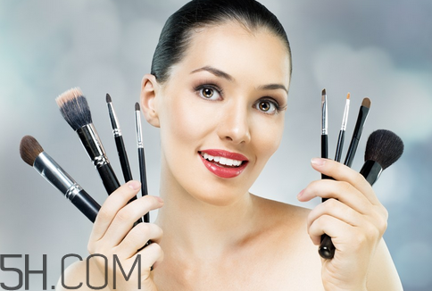 國產(chǎn)彩妝排行榜前十名 新手化妝詳細(xì)步驟和技巧圖解 國產(chǎn)彩妝排行榜前十名 新手化妝詳細(xì)步驟和技巧圖解