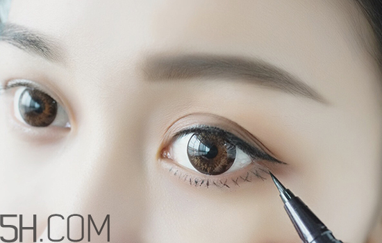 秋冬適合什么妝容？怎樣涂口紅好看？