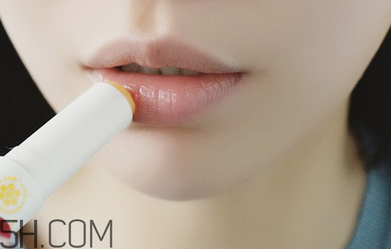 秋冬適合什么妝容？怎樣涂口紅好看？