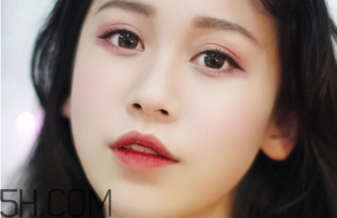 秋冬適合什么妝容？怎樣涂口紅好看？