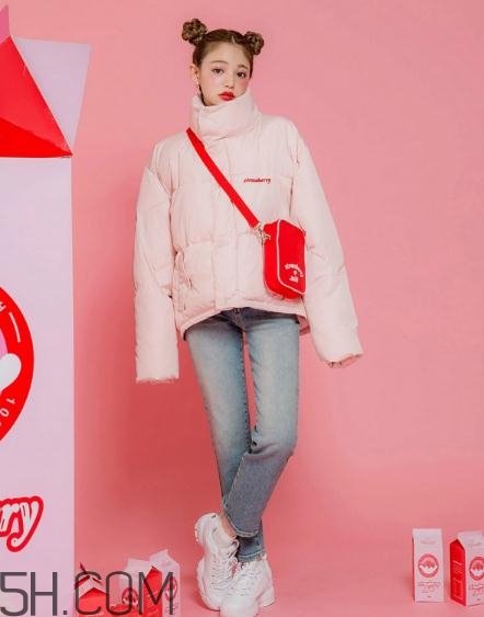 粉色羽絨服怎么搭配？粉色羽絨服搭配圖片