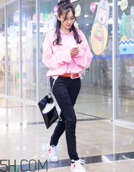 粉色衛(wèi)衣怎么搭配？粉色衛(wèi)衣搭配圖片