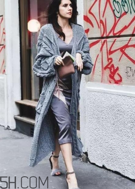 毛衣外套怎么搭配？毛衣外套里面配什么？