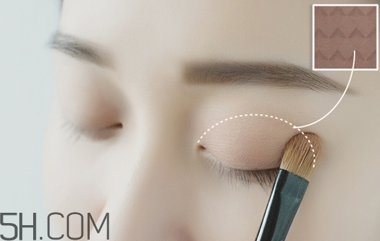 秋冬適合什么妝容？怎樣涂口紅好看？