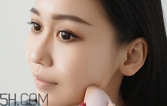 秋冬適合什么妝容？怎樣涂口紅好看？