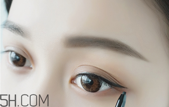 秋冬適合什么妝容？怎樣涂口紅好看？