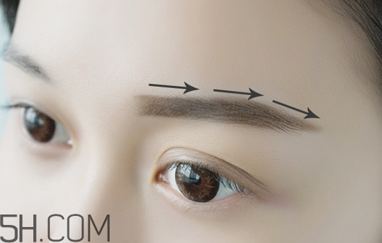 秋冬適合什么妝容？怎樣涂口紅好看？