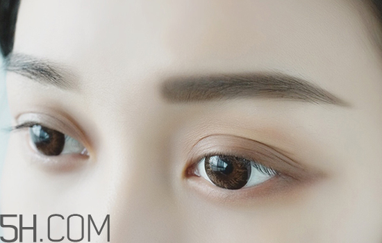 秋冬適合什么妝容？怎樣涂口紅好看？