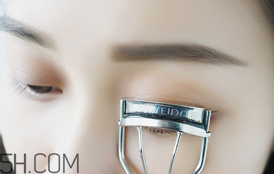 秋冬適合什么妝容？怎樣涂口紅好看？