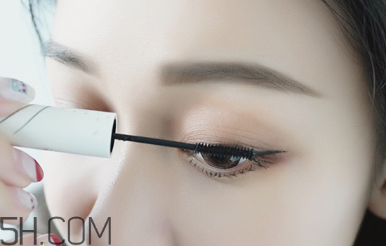 秋冬適合什么妝容？怎樣涂口紅好看？