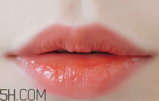 秋冬適合什么妝容？怎樣涂口紅好看？